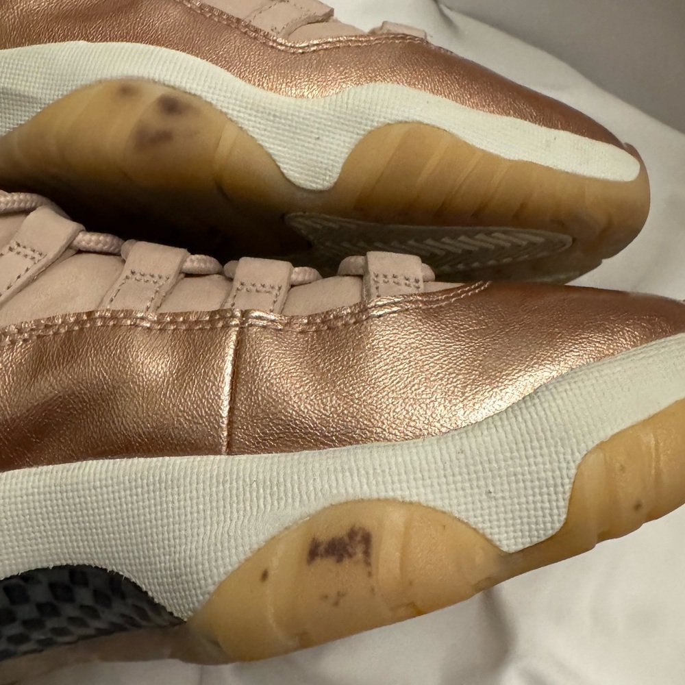 NIKE WMNS AIR JORDAN 11 RETRO - Picture 8 of 12
